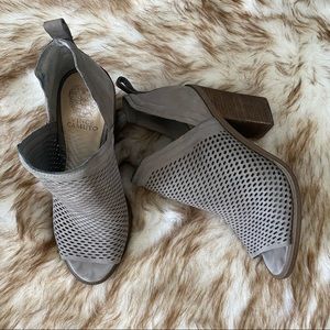 LEATHER VINCE CAMUTO KENSA PEEP TOE BOOTIE